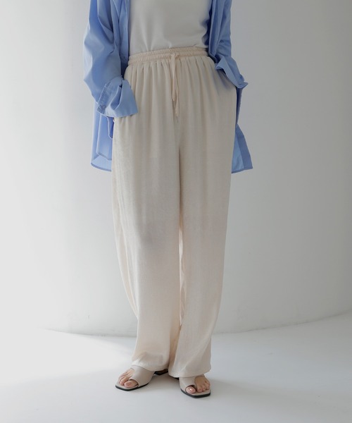 hellam(へラム)の「サテンストレートパンツ(スウェットパンツ・レディース・グレイッシュベージュ/ブラック/アイボリー/シルバー・FREE)」の1枚目の写真