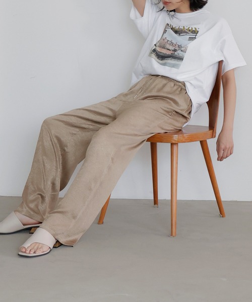 hellam(へラム)の「サテンストレートパンツ(スウェットパンツ・レディース・グレイッシュベージュ/ブラック/アイボリー/シルバー・FREE)」の11枚目の写真