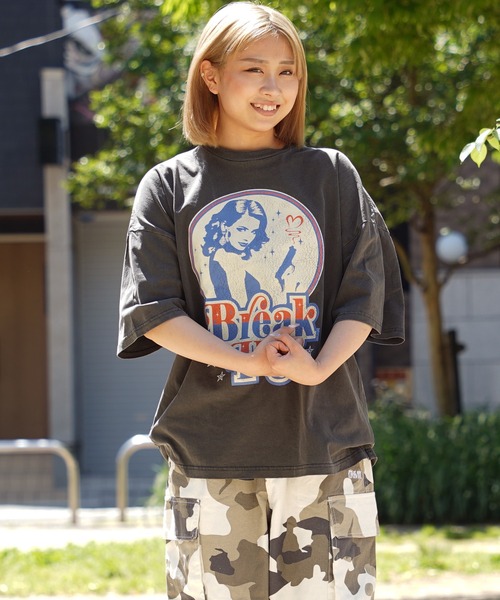 1111clothing(ワンフォークロージング)の「【unisex】ダメージ加工 ガールプリント ピグメントTシャツ / 綿100% イラスト Tシャツ メンズ レディース(Tシャツ/カットソー・メンズ・レッド/ブラック系1/カーキ/ブラック系2・M/L)」の7枚目の写真