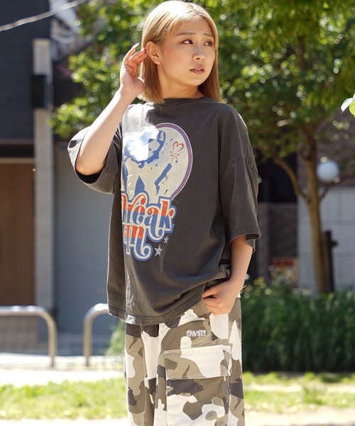 1111clothing(ワンフォークロージング)の「【unisex】ダメージ加工 ガールプリント ピグメントTシャツ / 綿100% イラスト Tシャツ メンズ レディース(Tシャツ/カットソー・メンズ・レッド/ブラック系1/カーキ/ブラック系2・M/L)」の6枚目の写真
