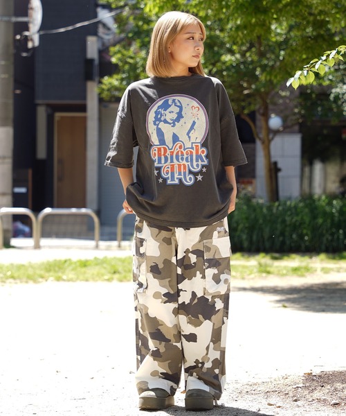 1111clothing(ワンフォークロージング)の「【unisex】ダメージ加工 ガールプリント ピグメントTシャツ / 綿100% イラスト Tシャツ メンズ レディース(Tシャツ/カットソー・メンズ・レッド/ブラック系1/カーキ/ブラック系2・M/L)」の9枚目の写真