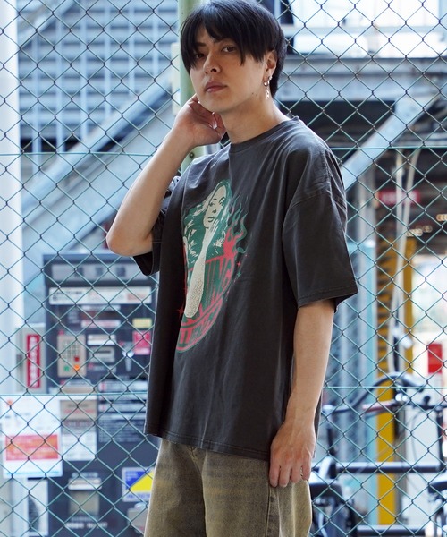1111clothing(ワンフォークロージング)の「【unisex】ダメージ加工 ガールプリント ピグメントTシャツ / 綿100% イラスト Tシャツ メンズ レディース(Tシャツ/カットソー・メンズ・レッド/ブラック系1/カーキ/ブラック系2・M/L)」の12枚目の写真