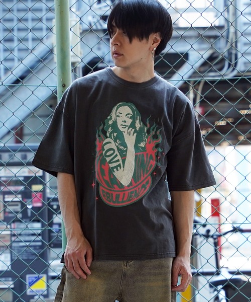 1111clothing(ワンフォークロージング)の「【unisex】ダメージ加工 ガールプリント ピグメントTシャツ / 綿100% イラスト Tシャツ メンズ レディース(Tシャツ/カットソー・メンズ・レッド/ブラック系1/カーキ/ブラック系2・M/L)」の11枚目の写真