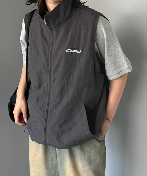 kutir(クティール)の「【2サイズ展開】刺繍ロゴナイロンベスト(ベスト・レディース・ブラック/カーキ/チャコールグレー/ベージュ/ネイビー・MEDIUM/LARGE)」の3枚目の写真