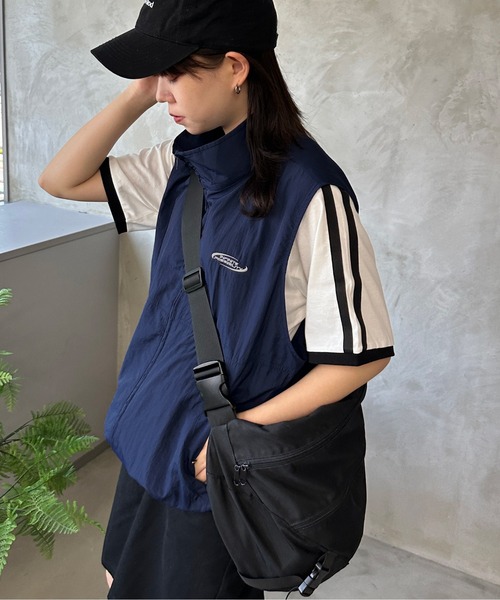 kutir(クティール)の「【2サイズ展開】刺繍ロゴナイロンベスト(ベスト・レディース・ブラック/カーキ/チャコールグレー/ベージュ/ネイビー・MEDIUM/LARGE)」の17枚目の写真