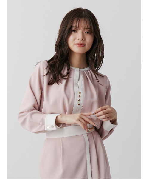 TONAL（トーナル）の「バイカラークルーネックフロント釦ブラウス