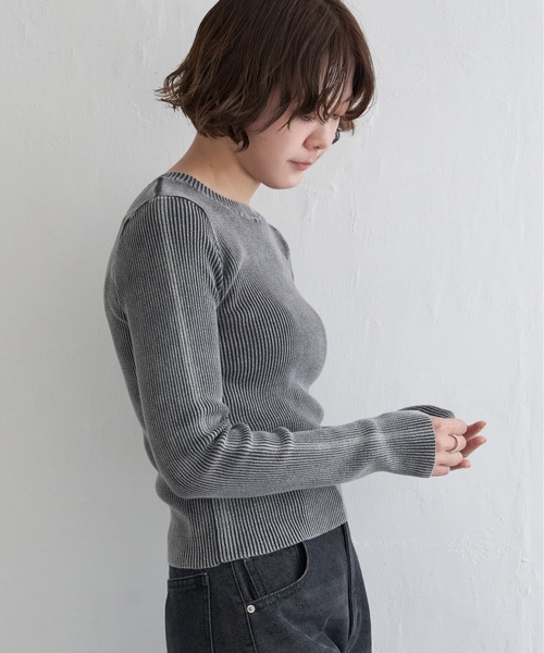 notch.(ノッチ)の「ストーンウォッシュクルーネックニット(ニット/セーター・レディース・グレー/ブルー/グレイッシュベージュ・M)」の2枚目の写真