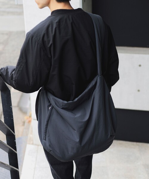 BEAMS HEART（ビームスハート）の「【ユニセックス】中綿 ショルダーバッグ（ノートPC収納）（ショルダーバッグ・メンズ・ブラック/チャコールグレー・ONE SIZE）」の4枚目の写真