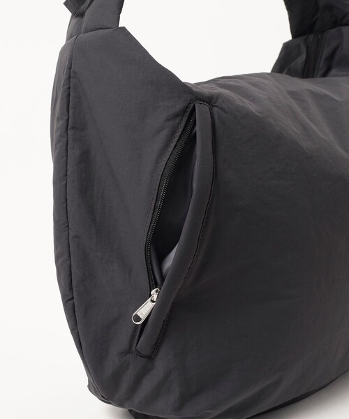 BEAMS HEART（ビームスハート）の「【ユニセックス】中綿 ショルダーバッグ（ノートPC収納）（ショルダーバッグ・メンズ・ブラック/チャコールグレー・ONE SIZE）」の15枚目の写真