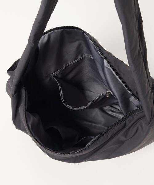 BEAMS HEART（ビームスハート）の「【ユニセックス】中綿 ショルダーバッグ（ノートPC収納）（ショルダーバッグ・メンズ・ブラック/チャコールグレー・ONE SIZE）」の16枚目の写真