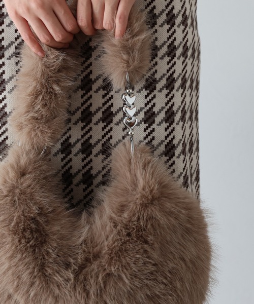 BLUEEAST（ブルーイースト）の「ハートチェーンファーバッグ（ショルダーバッグ・レディース・ブラック/ブラウン/ベージュ・FREE）」の3枚目の写真