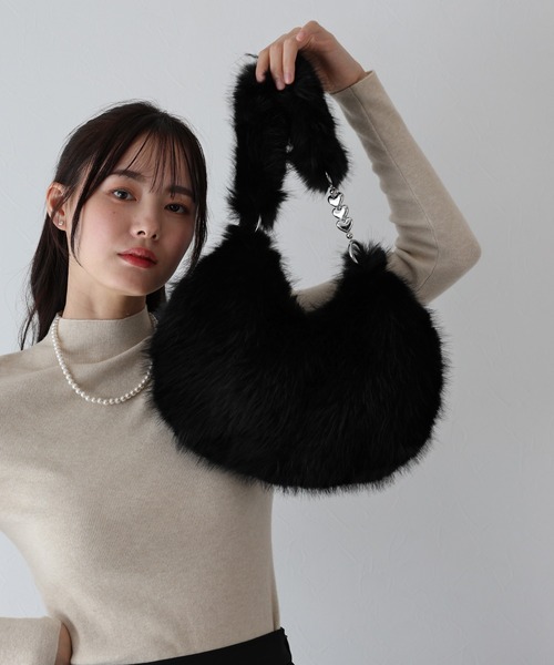 BLUEEAST（ブルーイースト）の「ハートチェーンファーバッグ（ショルダーバッグ・レディース・ブラック/ブラウン/ベージュ・FREE）」の2枚目の写真