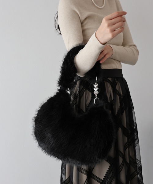 BLUEEAST（ブルーイースト）の「ハートチェーンファーバッグ（ショルダーバッグ・レディース・ブラック/ブラウン/ベージュ・FREE）」の8枚目の写真