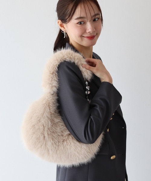 BLUEEAST（ブルーイースト）の「ハートチェーンファーバッグ（ショルダーバッグ・レディース・ブラック/ブラウン/ベージュ・FREE）」の4枚目の写真