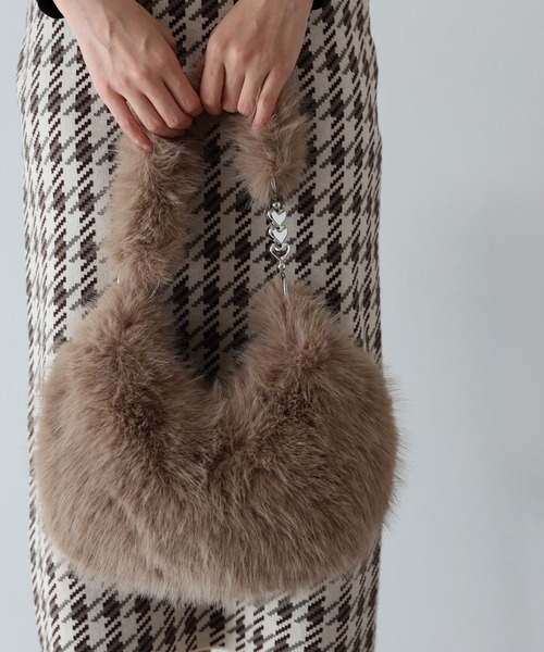 BLUEEAST（ブルーイースト）の「ハートチェーンファーバッグ（ショルダーバッグ・レディース・ブラック/ブラウン/ベージュ・FREE）」の7枚目の写真