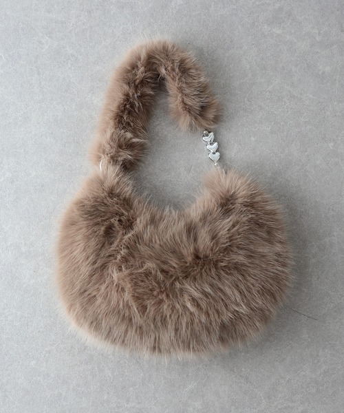 BLUEEAST（ブルーイースト）の「ハートチェーンファーバッグ（ショルダーバッグ・レディース・ブラック/ブラウン/ベージュ・FREE）」の11枚目の写真