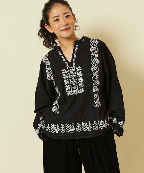 Freada（フリーダ）の「Freada/フリーダ モノトーン刺繍ブラウス 
