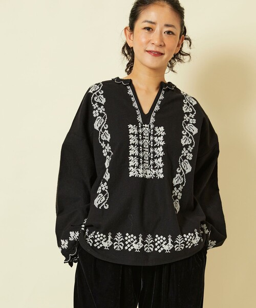 Freada（フリーダ）の「Freada/フリーダ モノトーン刺繍ブラウス