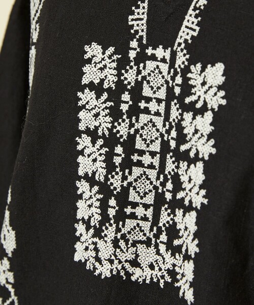 Freada（フリーダ）の「Freada/フリーダ モノトーン刺繍ブラウス