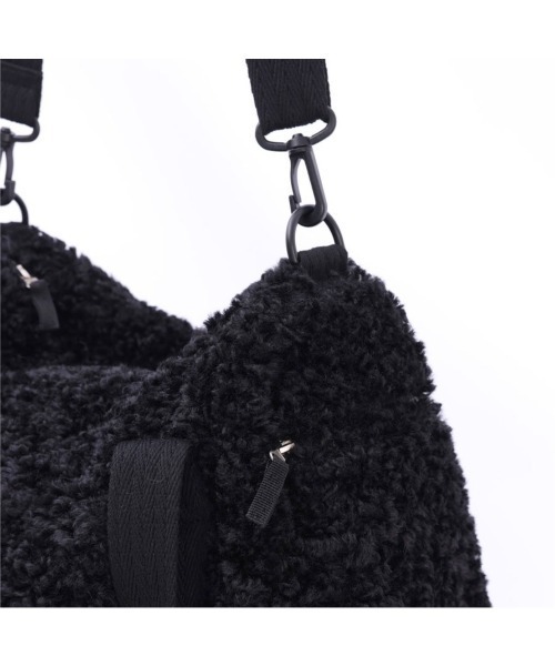 FANCY CLUB（ファンシークラブ）の「韓国ブランド NASTY FANCY CLUB ナスティーファンシークラブ FLUFFY SNAP BOSTON BAG スナップボストンバッグ 大容量バッグ ショルダーバッグ 肩掛けバッグ クロスバッグ 韓国ファッション 韓国ストリート ストリートファッション（ショルダーバッグ・レディース・ブラック・ONE SIZE）」の12枚目の写真