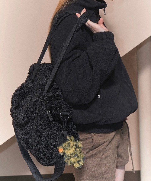 FANCY CLUB（ファンシークラブ）の「韓国ブランド NASTY FANCY CLUB ナスティーファンシークラブ FLUFFY SNAP BOSTON BAG スナップボストンバッグ 大容量バッグ ショルダーバッグ 肩掛けバッグ クロスバッグ 韓国ファッション 韓国ストリート ストリートファッション（ショルダーバッグ・レディース・ブラック・ONE SIZE）」の7枚目の写真