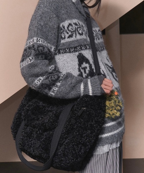 FANCY CLUB（ファンシークラブ）の「韓国ブランド NASTY FANCY CLUB ナスティーファンシークラブ FLUFFY SNAP BOSTON BAG スナップボストンバッグ 大容量バッグ ショルダーバッグ 肩掛けバッグ クロスバッグ 韓国ファッション 韓国ストリート ストリートファッション（ショルダーバッグ・レディース・ブラック・ONE SIZE）」の3枚目の写真