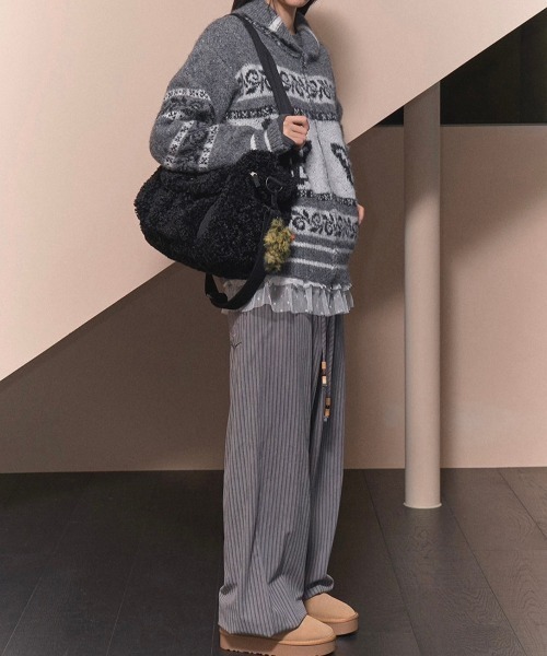 FANCY CLUB（ファンシークラブ）の「韓国ブランド NASTY FANCY CLUB ナスティーファンシークラブ FLUFFY SNAP BOSTON BAG スナップボストンバッグ 大容量バッグ ショルダーバッグ 肩掛けバッグ クロスバッグ 韓国ファッション 韓国ストリート ストリートファッション（ショルダーバッグ・レディース・ブラック・ONE SIZE）」の2枚目の写真