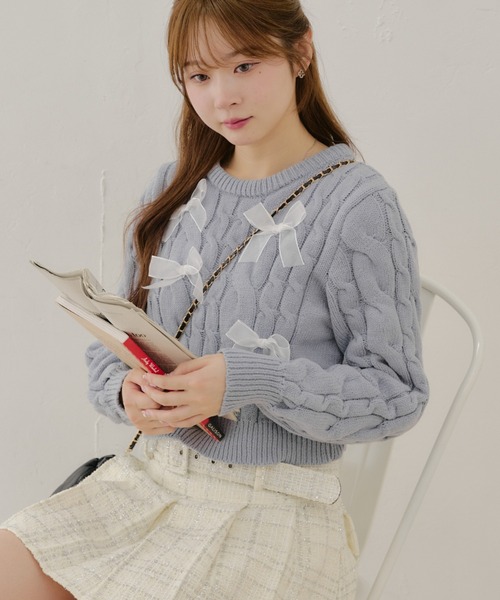 continuer de NICE CLAUP（コンティニューデナイスクラップ）の「リボン付きケーブルニット（ニット/セーター・レディース・ブラック/ブルーグレー/アイボリー・FREE）」の3枚目の写真