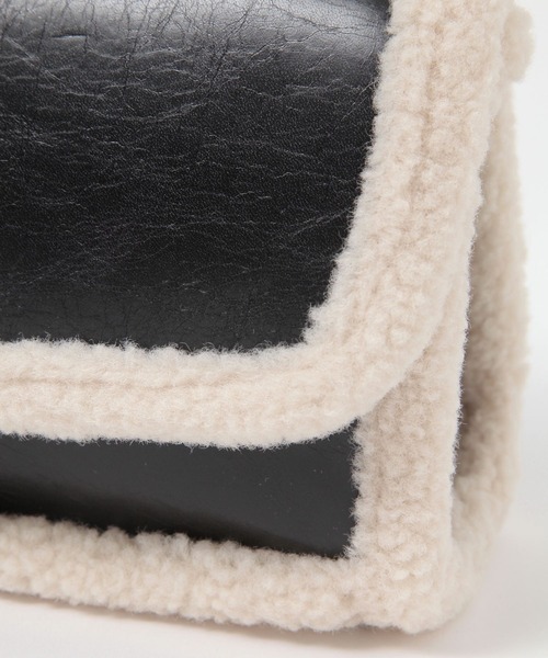 FOREVER 21（フォーエバー トゥエンティーワン）の「ボアミニショルダーバッグ（ショルダーバッグ・レディース・ブラック・FREE）」の6枚目の写真