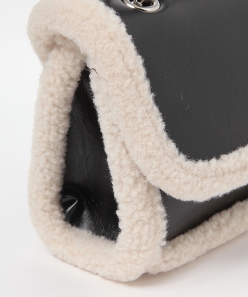 FOREVER 21（フォーエバー トゥエンティーワン）の「ボアミニショルダーバッグ（ショルダーバッグ・レディース・ブラック・FREE）」の7枚目の写真