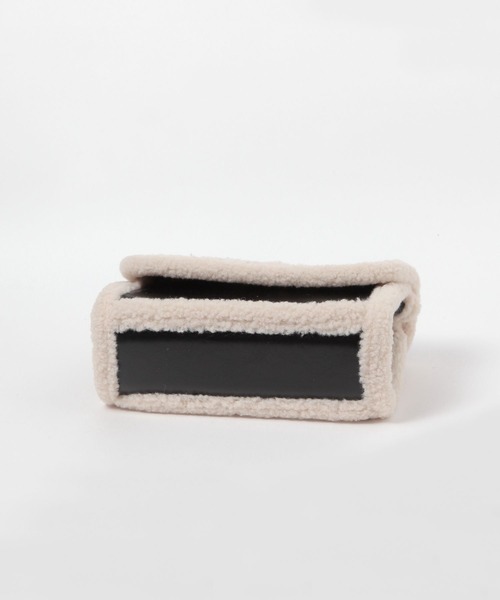 FOREVER 21（フォーエバー トゥエンティーワン）の「ボアミニショルダーバッグ（ショルダーバッグ・レディース・ブラック・FREE）」の4枚目の写真