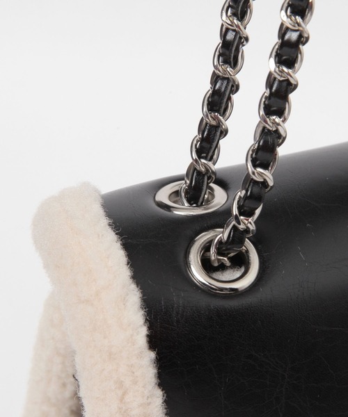 FOREVER 21（フォーエバー トゥエンティーワン）の「ボアミニショルダーバッグ（ショルダーバッグ・レディース・ブラック・FREE）」の5枚目の写真