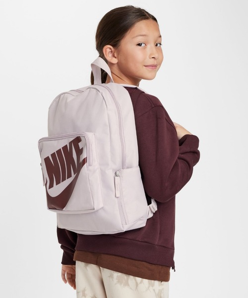 NIKE(ナイキ)の「ナイキ クラシック キッズバックパック (16L) / Nike Classic Kids' Backpack (16L) BA5928-019 Platinum Violet(バックパック/リュック・キッズ・パープル系その他・ONE SIZE)」の1枚目の写真