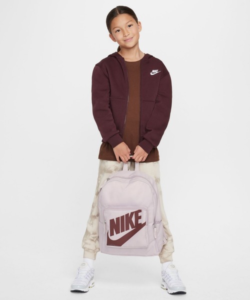 NIKE(ナイキ)の「ナイキ クラシック キッズバックパック (16L) / Nike Classic Kids' Backpack (16L) BA5928-019 Platinum Violet(バックパック/リュック・キッズ・パープル系その他・ONE SIZE)」の2枚目の写真