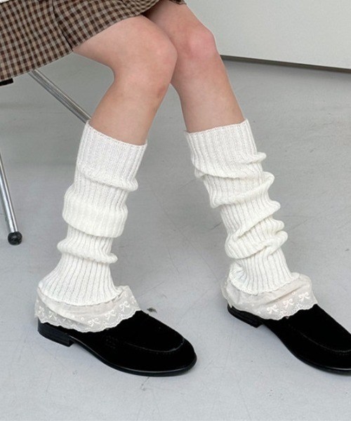 Vipoa（ヴィポア）の「RIBBON FRILL KNIT LEG WARMER（レッグウォーマー・レディース・ホワイト/ブラック/グレー・FREE）」の16枚目の写真