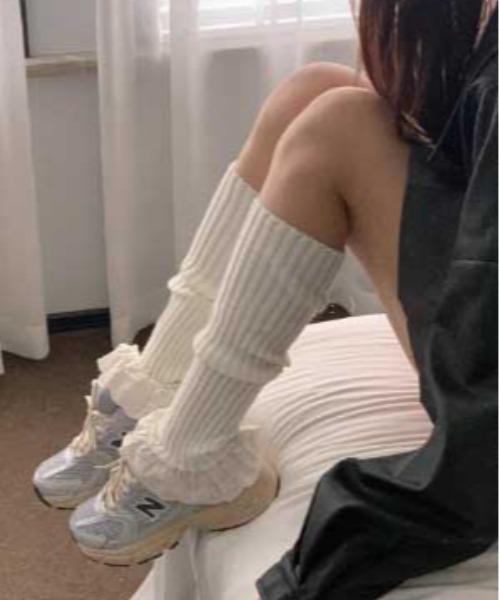 Vipoa（ヴィポア）の「RIBBON FRILL KNIT LEG WARMER（レッグウォーマー・レディース・ホワイト/ブラック/グレー・FREE）」の8枚目の写真