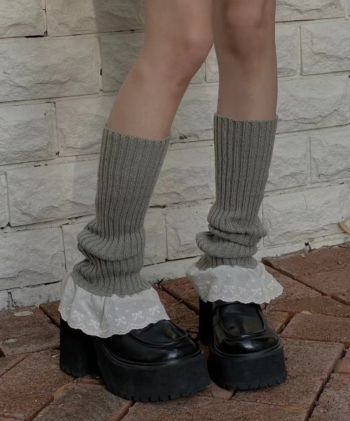 Vipoa（ヴィポア）の「RIBBON FRILL KNIT LEG WARMER（レッグウォーマー・レディース・ホワイト/ブラック/グレー・FREE）」の5枚目の写真