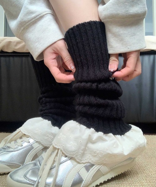 Vipoa（ヴィポア）の「RIBBON FRILL KNIT LEG WARMER（レッグウォーマー・レディース・ホワイト/ブラック/グレー・FREE）」の4枚目の写真