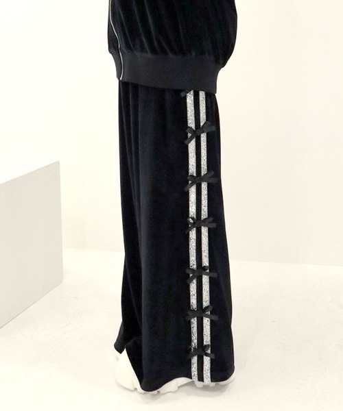 Diable baiser(ディアブルベーゼ)の「ビジューラインベロアジャージパンツ(その他パンツ・レディース・ブラック/ベビーピンク・M-L)」の1枚目の写真