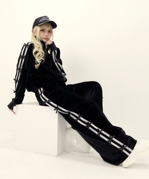 Diable baiser(ディアブルベーゼ)の「ビジューラインベロアジャージパンツ(その他パンツ・レディース・ブラック/ベビーピンク・M-L)」の4枚目の写真