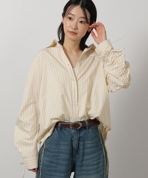 LAKOLE(ラコレ)の「袖シャーリングシャツ3 / 290748(シャツ/ブラウス・レディース・ベージュ/グリーン/ブルー・FREE)」の1枚目の写真