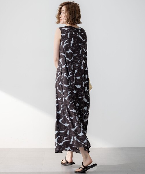 23区 L(ニジュウサンクオオキイサイズ)の「【洗える】Ratti フラワーアートプリント ワンピース(ワンピース・レディース・ダークブラウン系5/ブラック系5・44/46/48)」の9枚目の写真