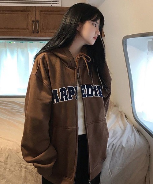 VIBGYOR（ヴィブジョー）の「[NARULA/ナルラ]カレッジスタイル オーバーサイズ ジップ パーカー(CZ)（パーカー・レディース・ブラウン/アイボリー・FREE）」の2枚目の写真