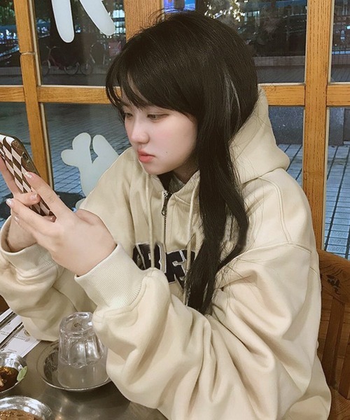 VIBGYOR（ヴィブジョー）の「[NARULA/ナルラ]カレッジスタイル オーバーサイズ ジップ パーカー(CZ)（パーカー・レディース・ブラウン/アイボリー・FREE）」の3枚目の写真