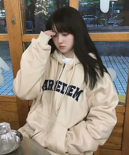 VIBGYOR（ヴィブジョー）の「[NARULA/ナルラ]カレッジスタイル オーバーサイズ ジップ パーカー(CZ)（パーカー・レディース・ブラウン/アイボリー・FREE）」の4枚目の写真