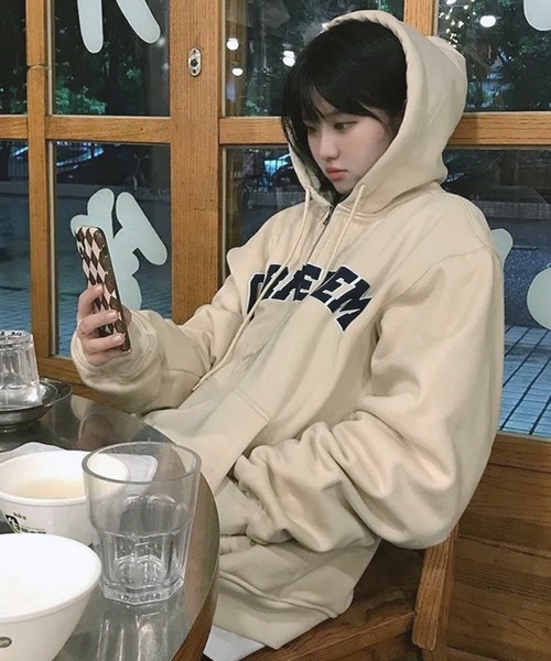 VIBGYOR（ヴィブジョー）の「[NARULA/ナルラ]カレッジスタイル オーバーサイズ ジップ パーカー(CZ)（パーカー・レディース・ブラウン/アイボリー・FREE）」の5枚目の写真