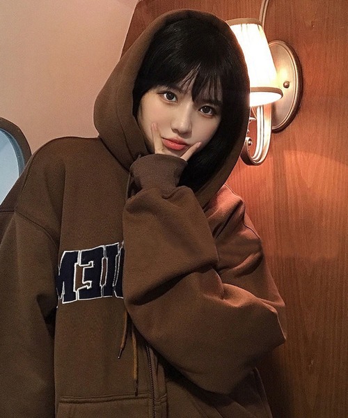 VIBGYOR（ヴィブジョー）の「[NARULA/ナルラ]カレッジスタイル オーバーサイズ ジップ パーカー(CZ)（パーカー・レディース・ブラウン/アイボリー・FREE）」の7枚目の写真