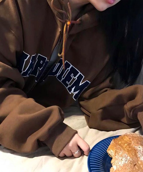 VIBGYOR（ヴィブジョー）の「[NARULA/ナルラ]カレッジスタイル オーバーサイズ ジップ パーカー(CZ)（パーカー・レディース・ブラウン/アイボリー・FREE）」の10枚目の写真