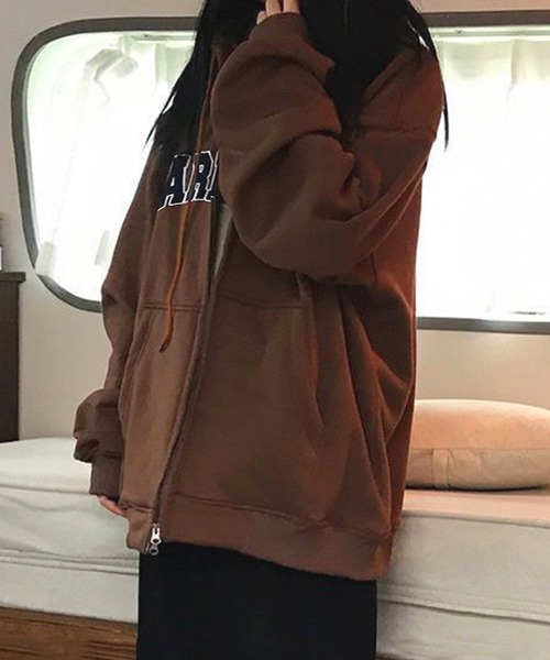 VIBGYOR（ヴィブジョー）の「[NARULA/ナルラ]カレッジスタイル オーバーサイズ ジップ パーカー(CZ)（パーカー・レディース・ブラウン/アイボリー・FREE）」の9枚目の写真