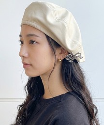 Basiquenti(�x�[�V�b�N�G���e�B)�́ySoelilas�zBrooch Twill Beret�i�u���[�`�c�C���x���[�jLCN-M57757(�n���`���O/�x���[�X)